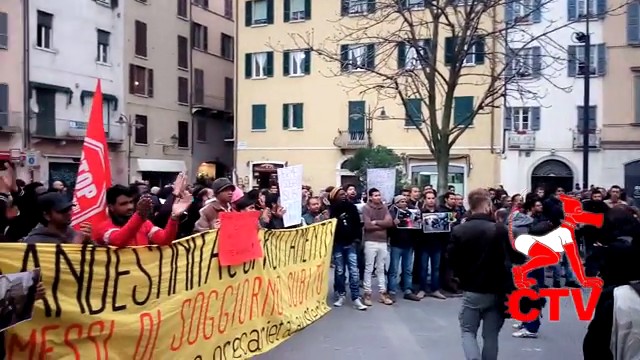 BRESCIA 24/03/15: PRESIDIO DEI MIGRANTI ENTRA IN PIAZZA LOGGIA E PARTE IN CORTEO