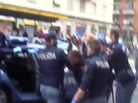 militante casapound con manganello e polizia a torino contro civili